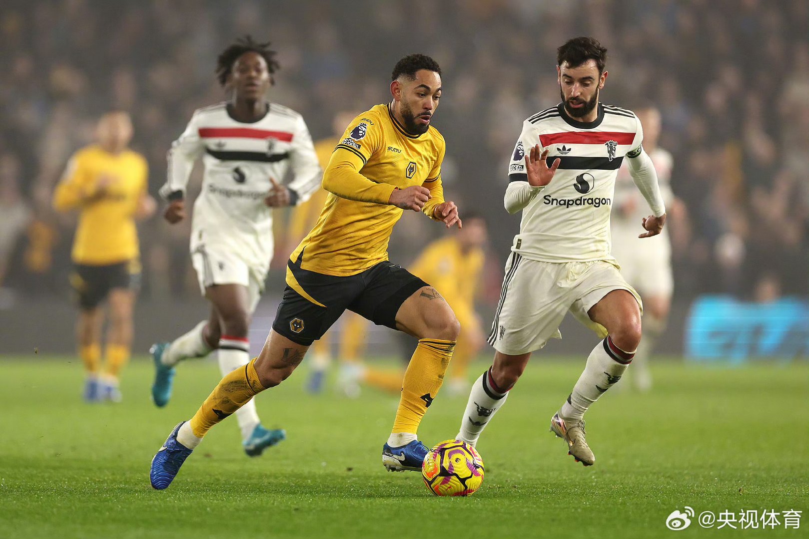 lol live-关于曼联训练开放日；冲刺阶段远射贴柱引欢呼；德国杯在即；更衣室氛围转暖的信息