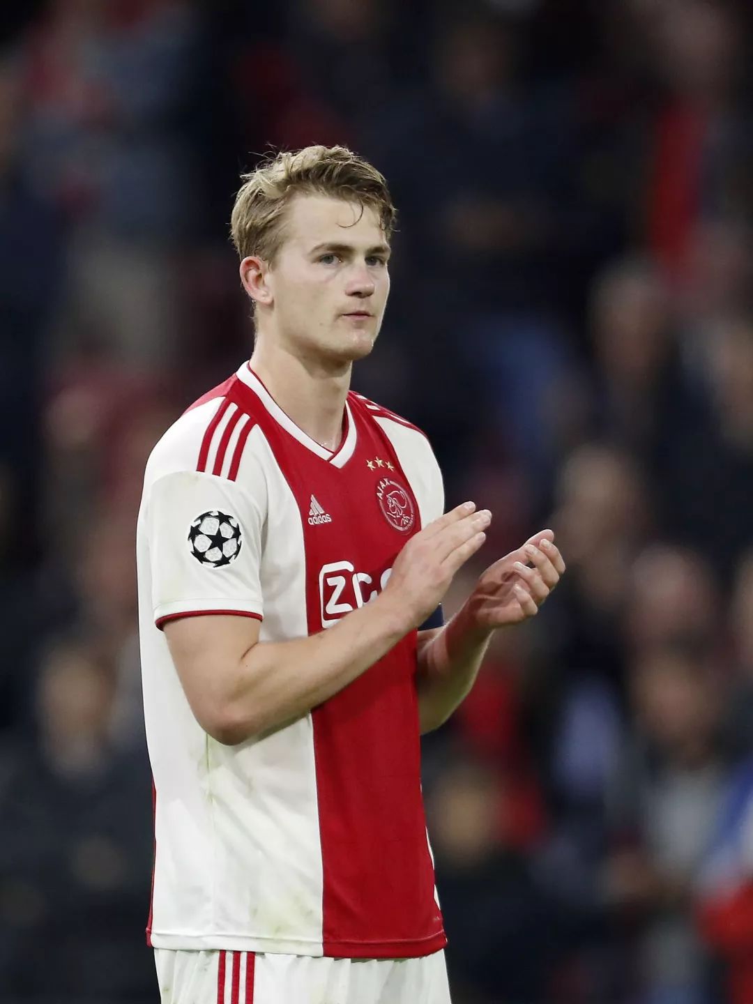 包含巴黎圣日耳曼内部会议纪要流出——赛前单刀错失；荷甲使命明确；更衣室氛围转暖的词条